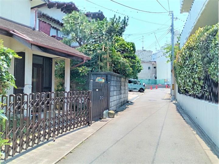 前面道路幅員は約３．０mとなり、車の通行も問題ございません。