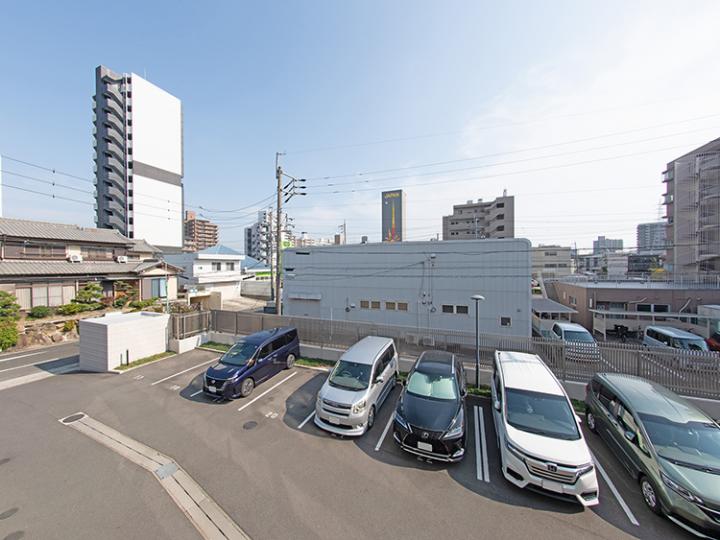 バルコニーからの眺望。駐車場になっておりますので、目線は気になりません。