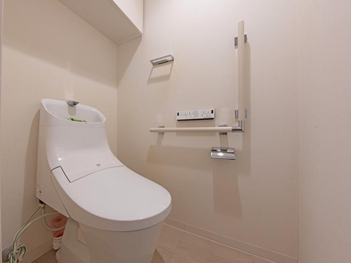 上部には収納もございますので、予備のトイレットペーパーなどこちらに収納くださいませ。