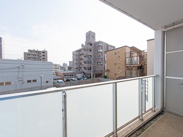 奥行約２ｍのバルコニーです。スロップシンクもついております。
