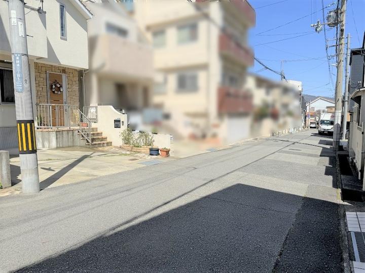 前面道路は公道で6ｍ以上の広さございます。