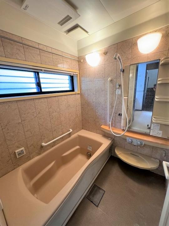 浴室窓は上部に設置し防犯性に優れます　浴室乾燥機は2021年製です