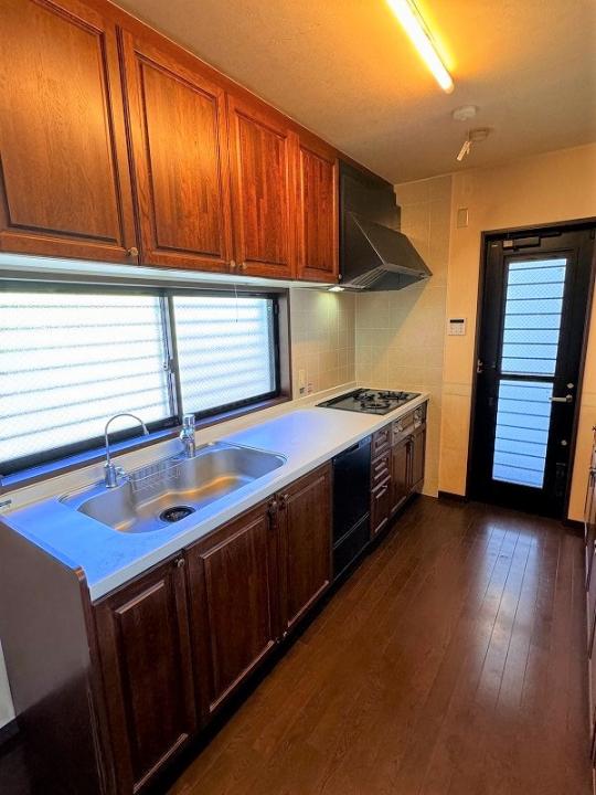 木質感のあるキッチンにはフロントオープンの食洗器があります