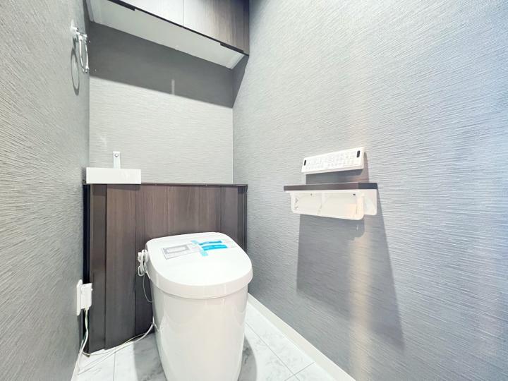 自動開閉式トイレは落ち着いた雰囲気で細部へのこだわりを感じられます。手洗いが独立しているのもポイント