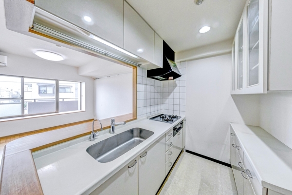 キッチンの天板は人工大理石仕様となっており、お手入れがしやすいです。