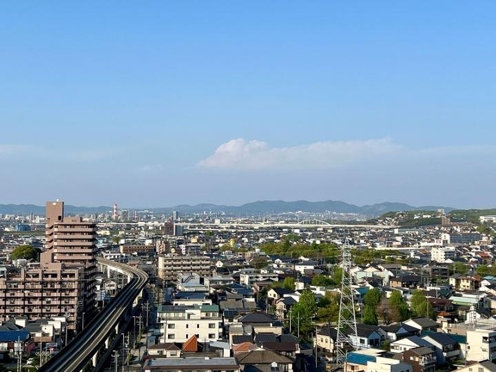 晴れた日には遠くの山々が見渡せる東バルコニー