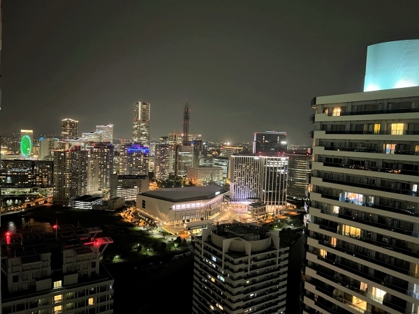 バルコニーの南側眺望はみなとみらいを一望する夜景（気象条件により、永続的保証なし）
