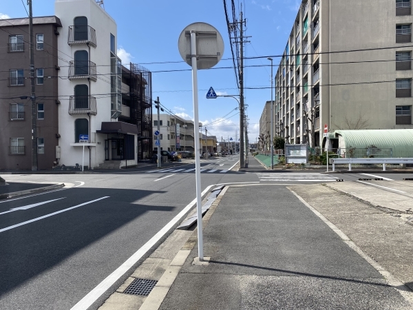 南側道路（東から西）