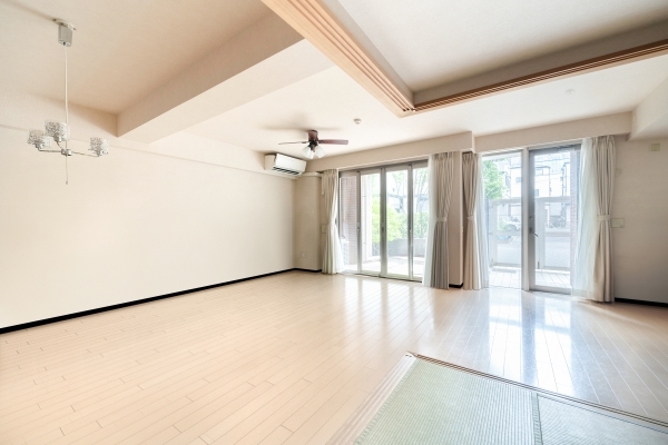 天井の近くまで高さのあるサッシを使用のため室内が明るく開放感がございます