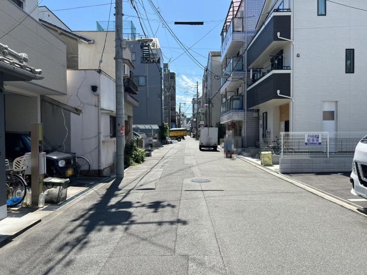 東側から前面道路を撮影。