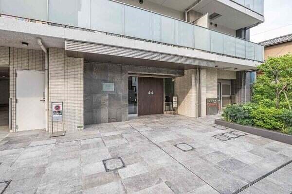 総戸数33戸、日勤管理のマンションです。共用部は手入れが行き届き、豊かな植栽が施されています。