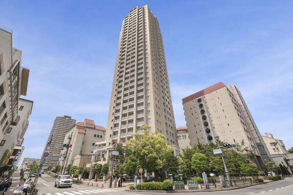 地上32階建、総戸数177戸のタワーマンションです。三菱地所コミュニティにより日勤管理されています。