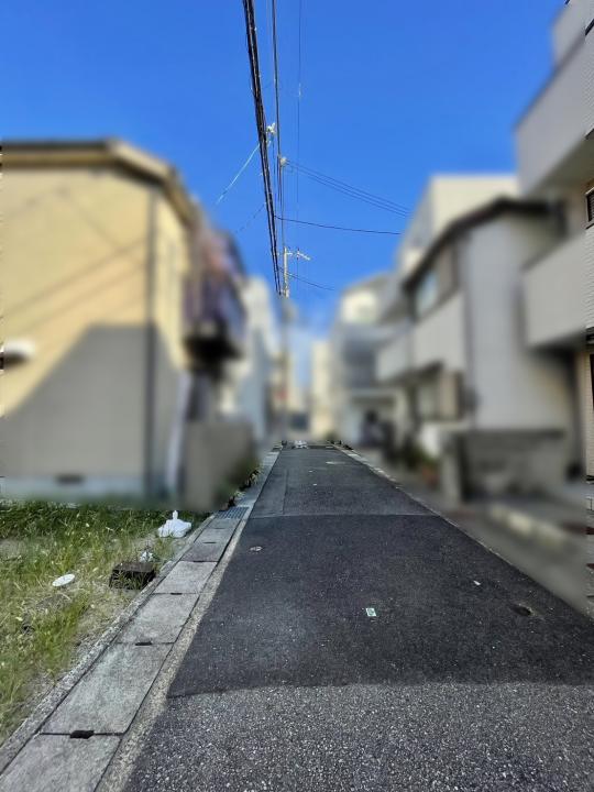 北側から見た前面道路の様子