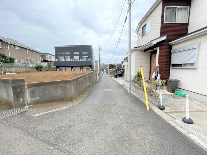 北東側道路です。