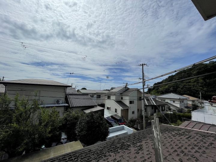 建物のバルコニーからの眺望です。