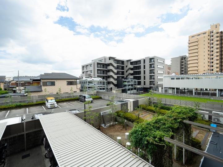 眺望写真、バルコニー側は敷地内の駐車場であり、採光を遮る建物がありません。