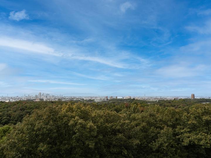 星ヶ丘の頂上　南・東・西の三方向に面したバルコニーからは、名古屋市内を一望することが出来ます。