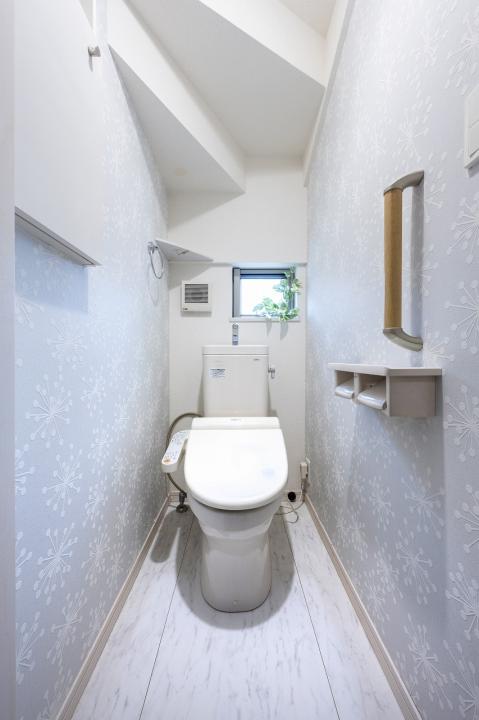 1階のトイレです。トイレは2階にもございます。