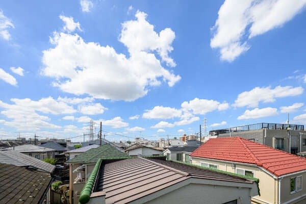 3階部分からの眺望です。視界を遮る建物がなく、天気が良い日は室内まで陽光がたっぷり届きます。