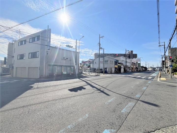 310号線に面しており、前面道路幅員は約15.9ｍ！歩道もございます。