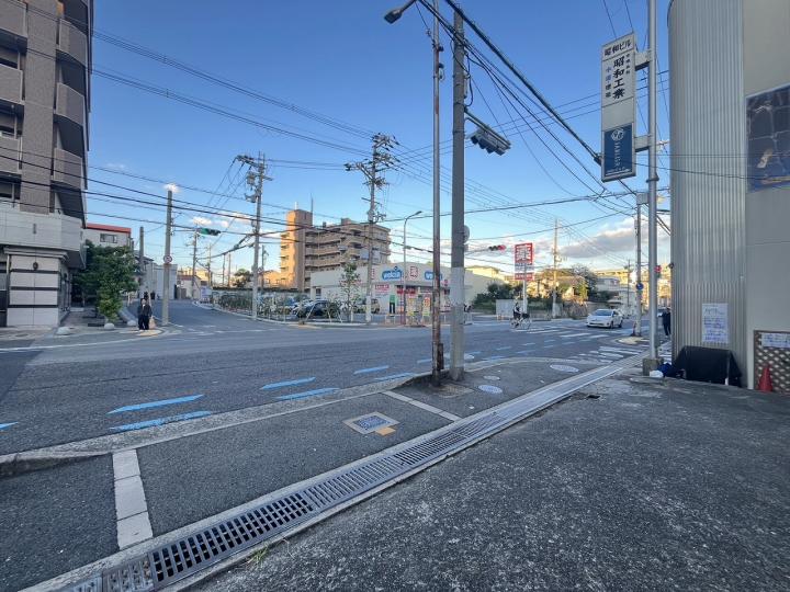 310号線に面しており、前面道路幅員は約15.9ｍ！歩道もございます。