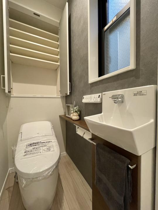 ■画像は2階部分トイレです（LIXILINAX製）■1階部分にもございます