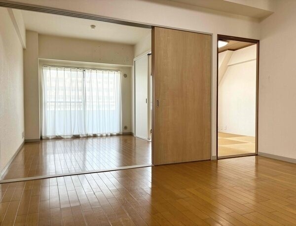 洋室(約6帖)と和室が東向きバルコニーに面しており、引き戸を開放するとDKにも自然光が届きます。