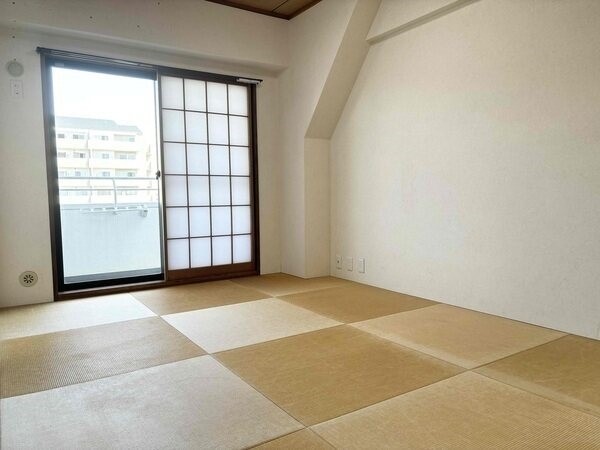 約6帖の和室です。モダンな印象の縁なし畳が採用されており、洋風のインテリアにもマッチします。