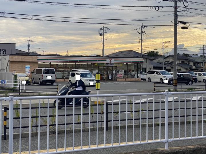道路反対側にセブン有