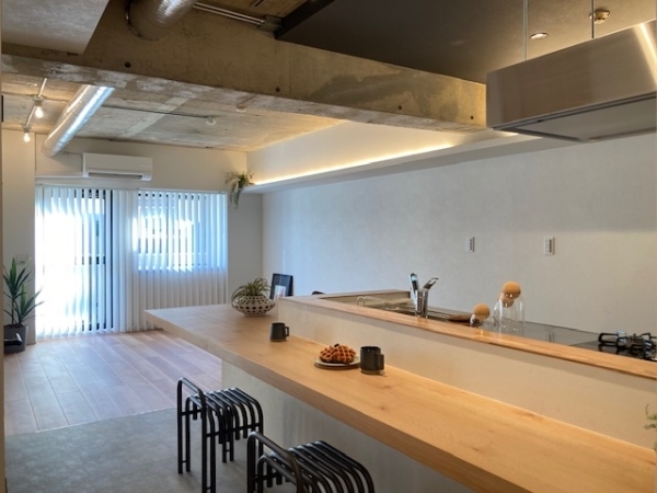 キッチンには造作のテーブルが備えつけられています