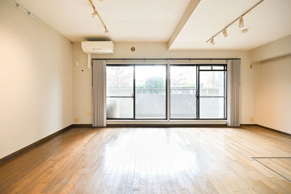 南東側に大きな掃き出し窓が設けられた明るいLD。約15.5帖と、ゆったり過ごせる広さです。