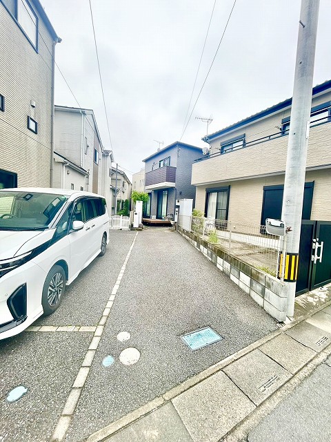 カースペース2台分（奥行き　9.7M/幅　約2.7M）