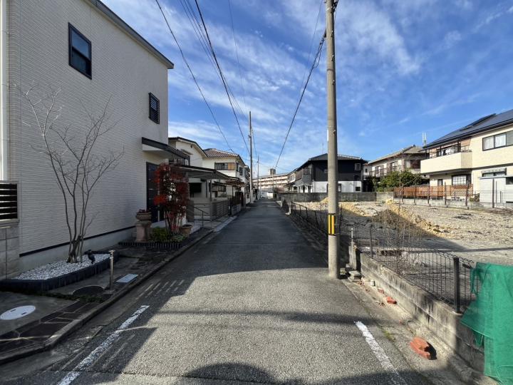 南側道路を西向きに撮影したものとなります！