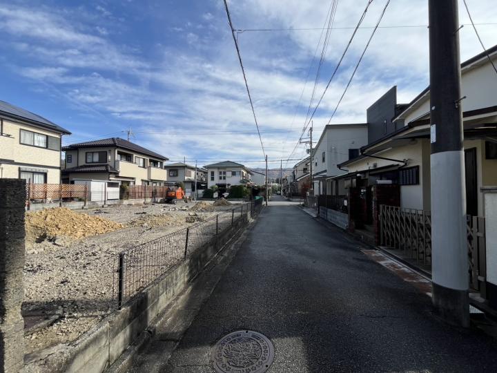 南側道路を東向きに撮影したものとなります！