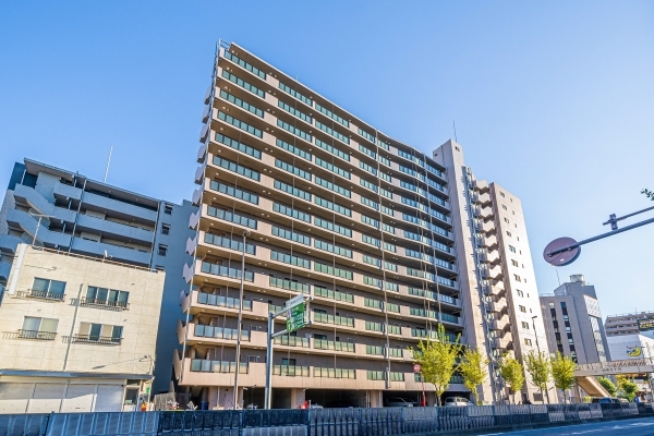 ２駅利用可能な立地に佇む地上１４階建てのマンション