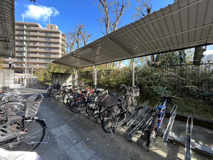 屋根付きバイク置き場ございます！