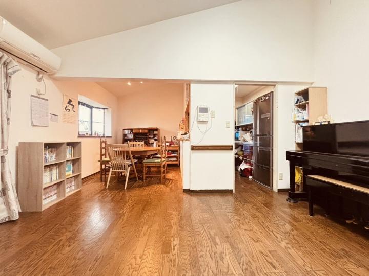 約12.5帖のリビングです。カウンターキッチンです。