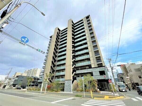 スーパー・ドラッグストアなどの買い物施設、小学校、公園などが身近に揃う暮らしやすい環境です。