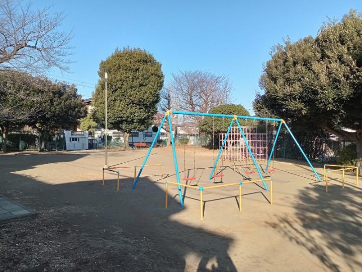 道路向かいの公園（市立椎の実公園）
