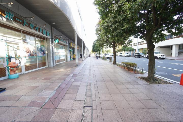 敷地内には店舗あり