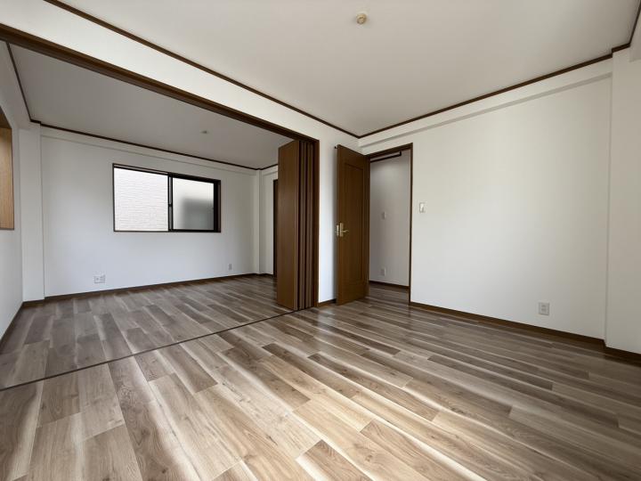 ３階洋室　間仕切りで２部屋独立に可能