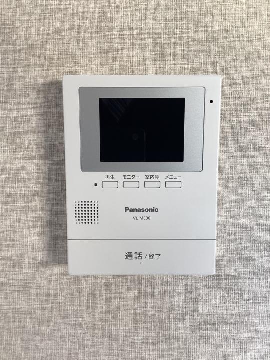 【インターホン】モニター付きで来訪者の確認ができて便利です。リビングに設置してあります！
