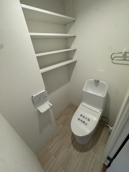トイレ、収納棚付き