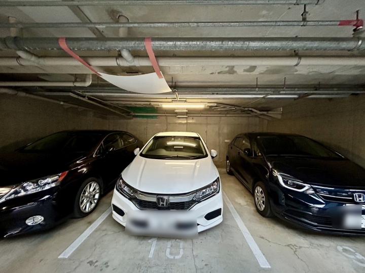 権利付き駐車場です。屋根があるため濡れずに室内に行くことが可能です。