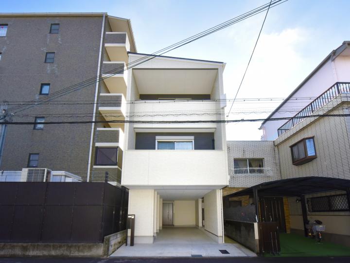 白を基調とした住宅。車２台駐車可能！