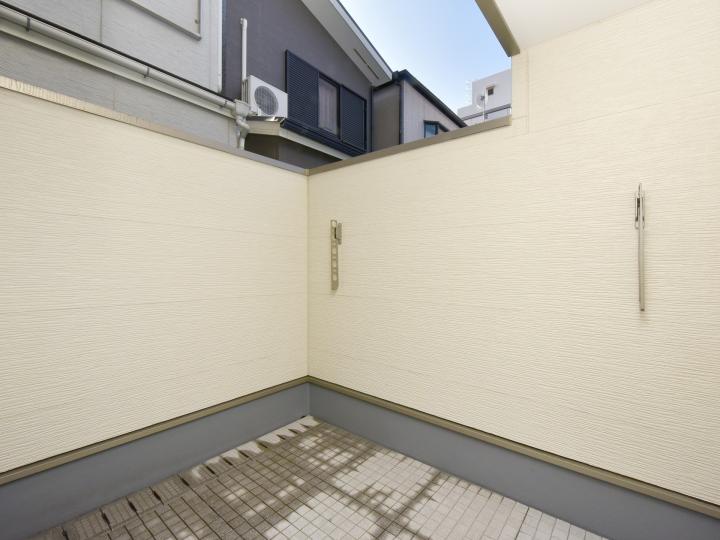 洗面室に隣接したバルコニー