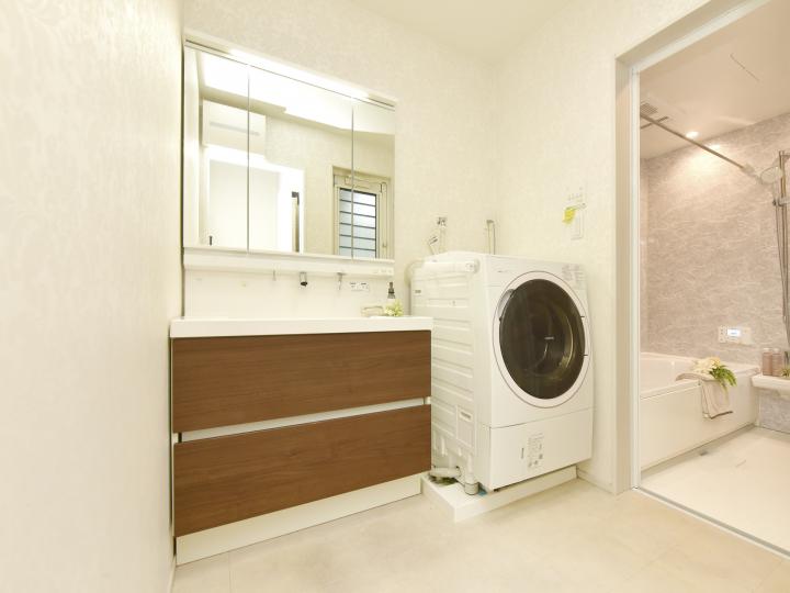 洗面室も収納家具を設置可能な広さ。洗面室に隣接したバルコニーで洗濯物を干せる導線。