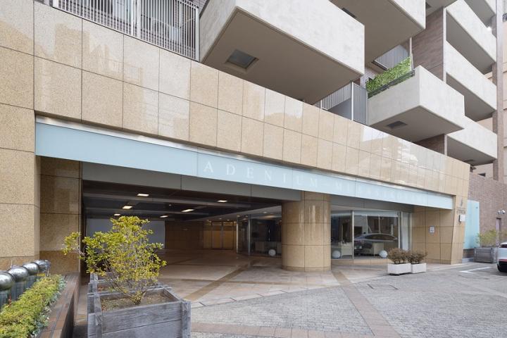 開放感のある立地。前面道路も広く管理体制良好です。
