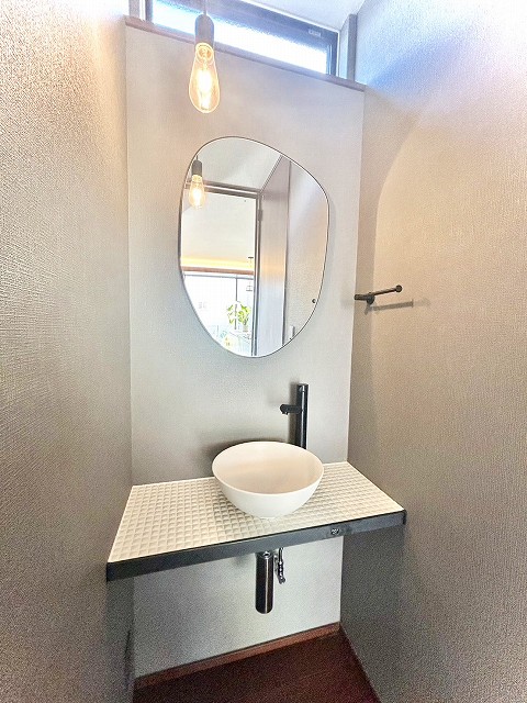 1階　トイレ前洗面台　