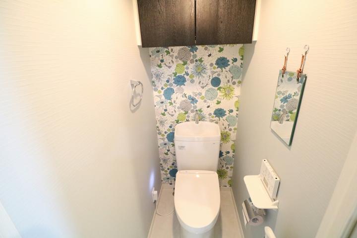 温水洗浄機能付きのトイレです。2022年5月に新規交換をしています。